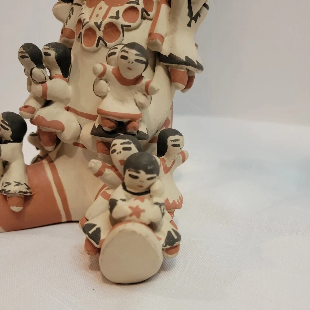 Vintage authentic Storyteller By‎ Cecilia Valencia Trujillo 8.5